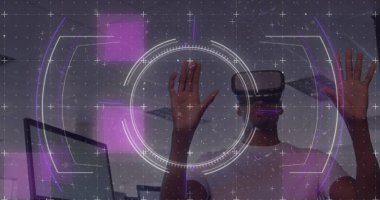 Ofiste kamera kulaklığı takan Afro-Amerikan bir adam var mı diye taranıyor. bilgisayar arayüzü ve teknoloji kavramı