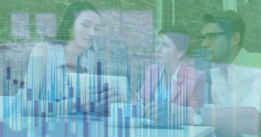 Ofisteki meslektaşlarının dijital tablet üzerinde tartıştıkları istatistiksel veri işleme. küresel finans ve iş kavramı