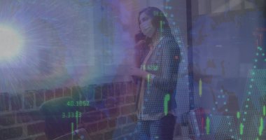 Akıllı telefondan konuşan yüz maskesi takan bir kadının veri işleme görüntüsü. küresel covid 19 salgın konsepti dijital olarak oluşturulmuş görüntü.