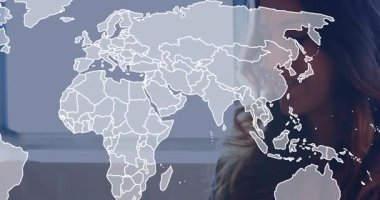 Okulda, bağlantı için akıllı telefon kullanan kişinin dünya haritasının animasyonu. ağ, küresel, teknoloji, dijital, iletişim, yenilik