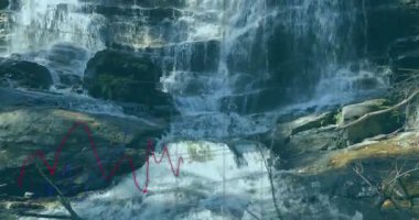 Finansal grafikler ve yüzdeler taşlı animasyonların üzerine çağlayan şelalenin üzerine yığılmış. Finans, yatırım, bilgi, ekonomi, doğa, analitik