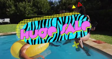 Güneşli bir günde insanların yüzme havuzunu sevmeleri üzerine renkli büyük indirimli metin animasyonu. İndirim, promosyon, alışveriş, tatil, rahatlama, rahatlama