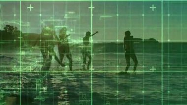 Dijital şebeke animasyonu üzerinden okyanusta oynayan insanların siluetleri. Fütürist, teknoloji, sanal, ışık, ağ