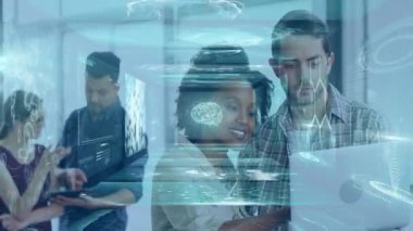 Animasyon projesinde işbirliği, beyin verisi olan dizüstü bilgisayar kullanan çeşitli profesyoneller. Takım çalışması, teknoloji, yaratıcılık, yenilik, beyin fırtınası, tasarım