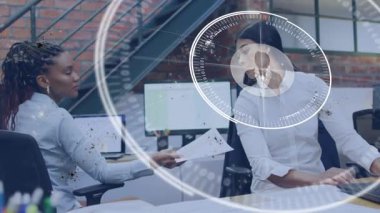 Animasyon tartışması, ofiste dijital ağ bağlantıları olan iki kadın. Teknoloji, iletişim, işbirliği, iş dünyası, ağ oluşturma, yenilik