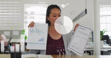 İş kadını veri analitik animasyon çizelgelerini ofiste sunuyor. sunum, kurumsal, teknoloji, meslek, analiz, strateji