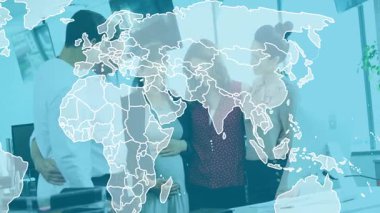 Ofiste, iş adamları dünya haritasının animasyonuyla stratejiyi tartışıyor. Takım çalışması, işbirliği, küreselleşme, yenilik, şirket, beyin fırtınası.