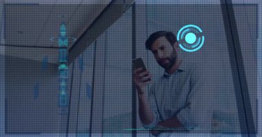 Akıllı telefon kullanarak, adam roket fırlatma verilerinin ve grafiklerin animasyonunu izliyor. Teknoloji, yenilik, dijital, analitik, çalışma alanı, boşluk