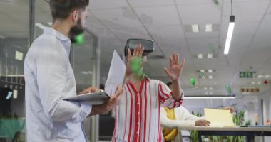 Okulda, insanlar sınıfta sanal gerçeklik teknolojisiyle animasyon kullanıyorlar. Eğitim, yenilik, sürükleyici, e-öğrenme, etkileşimli