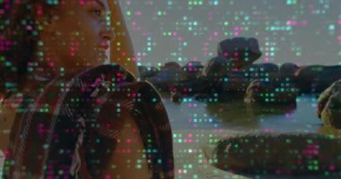 Renkli dijital veri animasyonuna sahip kıvırcık saçlı kişi su kenarında. Teknoloji, fütüristik, yenilik, bağlantı, soyut, görselleştirme