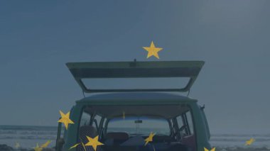 Sarı yıldızlı animasyon kaplamalı plaj kenarındaki kamyonetin bagajını aç. Vanlife, adventure, outdoor, travel, summer, escape