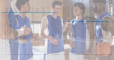 Mavi formalı basketbol oyuncularının finansal veri işleme animasyonları üst üste geliyor. Spor, takım çalışması, finans, veri analizi, teknoloji, animasyon