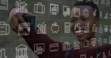 İş ve teknoloji ikonlarının animasyonunu üstüste koyan kişi selfie çekiyor. dijital, yenilik, bağlantı, ağ, fütüristik