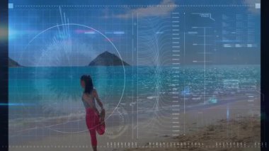 Sahilde dijital veri işleme animasyonuyla gezen bir kadın. Teknoloji, zindelik, sağlık, egzersiz, analitik, yenilik