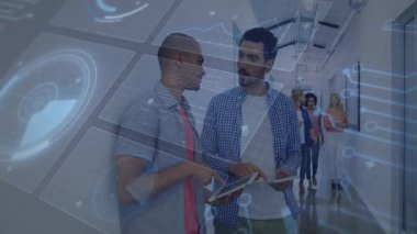 Ofisteki dijital arayüzü kullanarak veri işleme, çeşitli meslektaşlar hakkında konuşmak. Teknoloji, işbirliği, takım çalışması, yenilik, iletişim, beyin fırtınası.