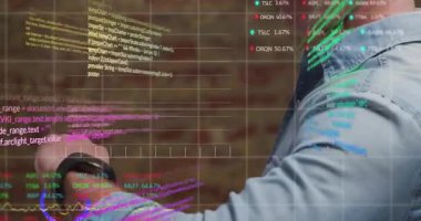 Dijital grafikler analiz ediliyor, profesyonel iş adamları kod kaplamalı ukalalık yapıyor. Teknoloji, yenilik, analitik, kodlama, veri, ekonomi