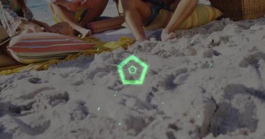 Sahilde dinlenen, geometrik şekilli insanlar arka planda animasyon örtüsü oluşturuyorlar. Rahatlama, yaz, tatil, soyut, okyanus, boş zaman