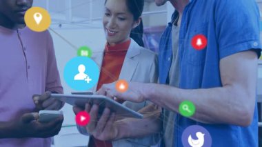 Animasyon örtüsüyle işbirliği içinde, çeşitli meslektaşlar ofis ortamında tartışıyorlar. Takım çalışması, işbirliği, beyin fırtınası, yenilik, çeşitlilik, teknoloji