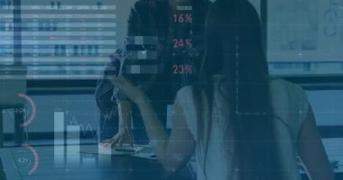 Veri analizi, iş arkadaşı ve iş arkadaşı ofisteki mali grafikleri tartışıyorlar. takım çalışması, finans, strateji, analiz, şirket, işbirliği