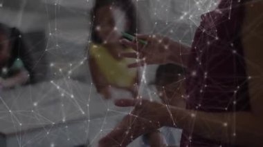 Ofiste işbirliği yapan insanlar, bağlantılar ve veri animasyonlarıyla çevrelenmiş insanlar. Takım çalışması, işbirliği, bağlantı, iş, dijital, ağ