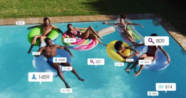 Havuz kenarında dinlenmek, insanlar sosyal medya bildirimleri alıyor. Boş zaman, tatil, teknoloji, yaz, dijital, iletişim