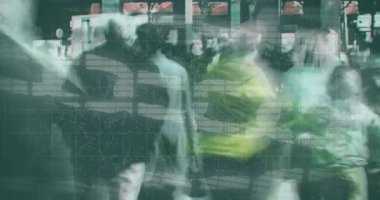 Yoğun alanlarda yürüyen insanlar dijital veri ve animasyon örtüsüyle çevrili. Fütürist, teknoloji, artırılmış gerçeklik, dijital dönüşüm, yenilik, bağlantı