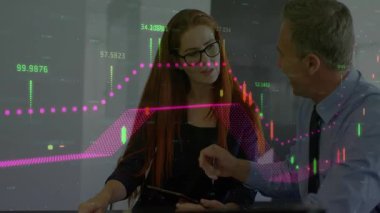 Ofiste tartışan iki meslektaşla ilgili finansal veri işleme animasyonu. Finans, iş, takım çalışması, tartışma, veri analizi, işbirliği