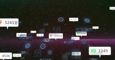 Mor parıltıyla kozmik animasyon üzerine uyarılarla birlikte yüzen dijital veri noktaları. Teknoloji, fütürist, bağlantı