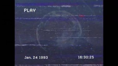 Retro VHS tarzı, statik çizgiler ve zaman damgalı bir dünya animasyonu. Küre, vintage, destortion, glitch, gezegen