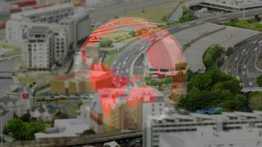 Dijital dünya animasyonuyla örtülü yollar ve binalarla dolu şehir manzarası. Teknoloji, fütüristik, kentsel, yenilik, altyapı, bağlantı