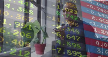 Telefonda konuşan, borsa animasyonu olan bir iş adamı. Finans, ticaret, teknoloji, ekonomi, yatırım, şirket