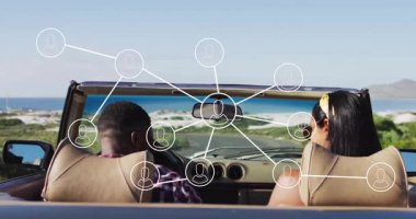 Üstü açık araba kullanmak, ekranda animasyon oluşturan sosyal ağ simgeleri olan insanlar. Seyahat, macera, ağ, teknoloji, iletişim, etkileşim