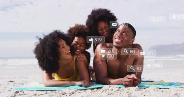 Sahilde, aile, sosyal medyanın animasyonuyla eğleniyor. tatil, mutluluk, bağlanma, rahatlama, yaz, deniz kenarı