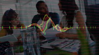 İş ekibi, veri işleme animasyon örtüsüyle finansal grafikleri analiz ediyor. takım çalışması, analiz, finans, strateji, yenilik, başarı