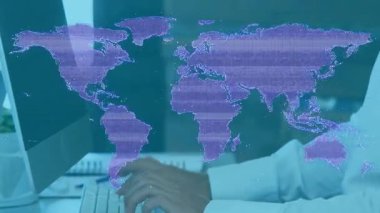 Ofis ortamında beyaz gömlekli birini kaplayan dünya haritası animasyonu. İş, küresel, teknoloji, iletişim, ağ, şirket