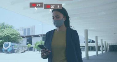 Maske takan, akıllı telefon kullanan, sosyal medya bilgilendirmeleri yapan bir kadın. Teknoloji, iletişim, bağlantı, çevrimiçi, dijital, ağ