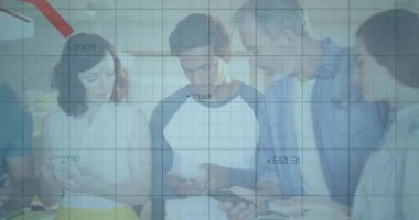 Veriler analiz ediliyor, iş ekibi aşağı doğru eğilim grafiği animasyonuyla ofiste. Takım çalışması, analitik, toplantı, strateji, planlama, şirket