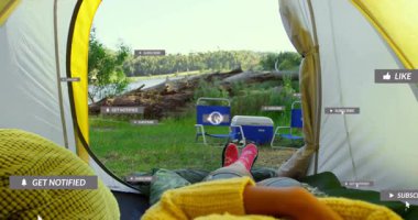 Göl kenarında dinlenen kampçılar, animasyon örtülü sosyal medya bildirimleri alıyorlar. Kamp, doğa, rahatlama, teknoloji, eğlence, dijital