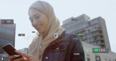 Akıllı telefon kullanan tesettürlü kadın sosyal medya bildirimleri alıyor. Teknoloji, iletişim, bağlantı, dijital, mobil, çevrimiçi