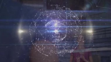 Şehir ortamındaki insanlar üzerinde bağlantılar ve veri işleme animasyonu ağı. Bağlantı, teknoloji, dijital, iletişim, gelecek, altyapı