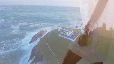 Okyanus manzarasına bakarken, sahil uçurumunda deniz fenerinin yanında duran biri. Deniz manzarası, uçurum kenarı, ufuk, yalnızlık, huzur, manzara