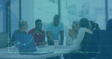 Finansal grafik animasyon eşleşmesi ile masada işbirliği yapan iş ekibi. Takım çalışması, işbirliği, beyin fırtınası, finans, veri, analitik