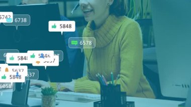 Okulda, bilgisayardaki kadın sosyal medya bildirimlerinin animasyonunu izliyor. Teknoloji, dijital, iletişim, internet, ağ, alarm