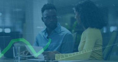 Belgeleri analiz ediyor, iş adamları ofisteki finansal grafik animasyonunu inceliyor. analitik, finans, takım çalışması, işbirliği, veri, kurumsal