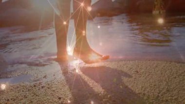 Parlak ağ bağlantılarıyla sahilde yürüyen çıplak ayaklar animasyon. Doğa, teknoloji, yenilik, fütürist, ağ oluşturma, dijital sanatçılık