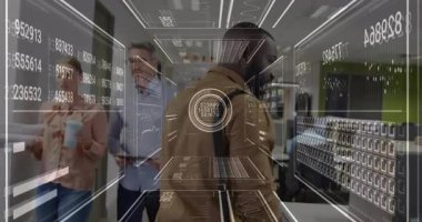 Okul koridorunda yürümek, dijital animasyon grafikleriyle etkileşim kurmak. Artırılmış gerçeklik, teknoloji, yenilik, etkileşim, eğitim, fütüristik