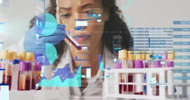 Test tüplerinin analiz edilmesi, bilim adamlarının laboratuvarda animasyon eşleşmesi ile veri işlemesi. araştırma, analiz, biyoteknoloji, yenilik, deney, teknoloji