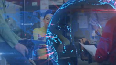 Ofiste, ekip dijital dünya haritasını animasyon ve veri görselleştirmesiyle analiz ediyor. Teknoloji, yenilik, takım çalışması, analitik, işbirliği, küresel