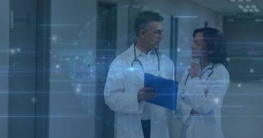 Hastanede, doktorlar dijital arayüzde animasyon kullanarak hasta verilerini tartışıyor. Sağlık, teknoloji, yenilik, işbirliği, takım çalışması, danışma