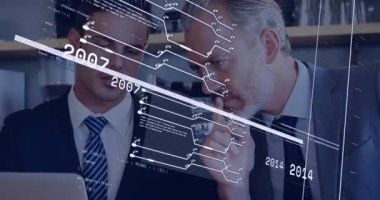 Veri işleme animasyonları, ofiste dijital arayüz kullanan iş adamları. Teknoloji, yenilik, analiz, veri yönetimi, şirket, takım çalışması